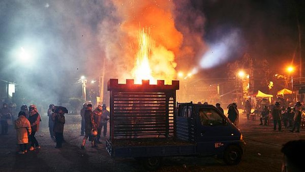 Festival Kembang Api Yanshui Beehive ini disebut sebagai salah satu pesta kembang api paling berbahaya di dunia. Festival Kembang Api Yanshui Beehive ini disebut sebagai salah satu pesta kembang api paling berbahaya di dunia.Â