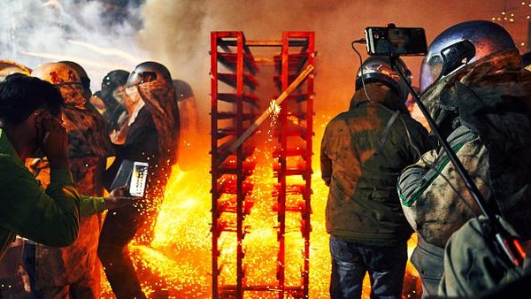 Warga yang hendak ikut serta dalam pesta kembang api tersebut tampak mengenakan helm, pakaian tahan api, dan sarung tangan tebal disertai dengan peledakan ratusan ribu petasan pada waktu bersamaan. Warga yang hendak ikut serta dalam pesta kembang api tersebut tampak mengenakan helm, pakaian tahan api, dan sarung tangan tebal disertai dengan peledakan ratusan ribu petasan pada waktu bersamaan.