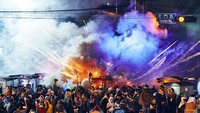 Pesta kembang api itu pun terus dilangsungkan dan menjadi tradisi tahunan hingga saat ini. Masyarakat menganggap pesta kembang api tersebut merupakan salah satu upaya untuk menghilangkan malapetaka sekaligus membawa keberuntungan di tahun yang baru.