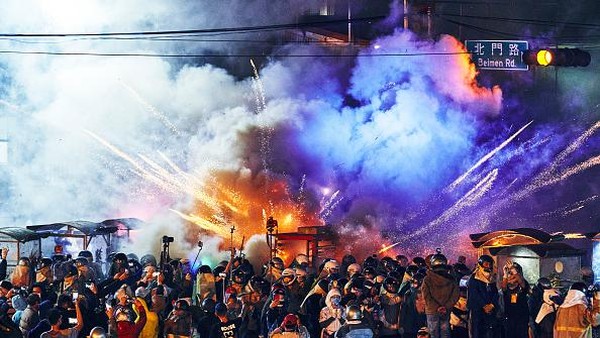 Pesta kembang api itu pun terus dilangsungkan dan menjadi tradisi tahunan hingga saat ini. Masyarakat menganggap pesta kembang api tersebut merupakan salah satu upaya untuk menghilangkan malapetaka sekaligus membawa keberuntungan di tahun yang baru. Pesta kembang api itu pun terus dilangsungkan dan menjadi tradisi tahunan hingga saat ini. Masyarakat menganggap pesta kembang api tersebut merupakan salah satu upaya untuk menghilangkan malapetaka sekaligus membawa keberuntungan di tahun yang baru.