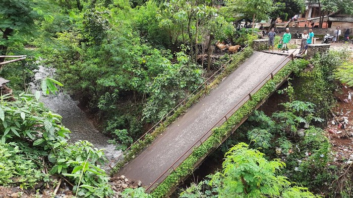 Tak ada hujan dan angin, sebuah jembatan berukuran 20 x 3,5 meter di Situbondo tiba-tiba ambruk dan ambruk. Satu sisi konstruksinya patah, hingga bangunan jembatan terjatuh ke dasar sungai berkedalaman sekitar 15 meter.
