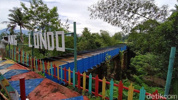 Keberadaan talang ini hingga sekarang masih berfungsi. Hanya saja, sayangnya di dinding penyangga talang tersebut ada coretan-coretan. (Eko Susanto/detikTravel) Keberadaan talang ini hingga sekarang masih berfungsi. Hanya saja, sayangnya di dinding penyangga talang tersebut ada coretan-coretan. (Eko Susanto/detikTravel)