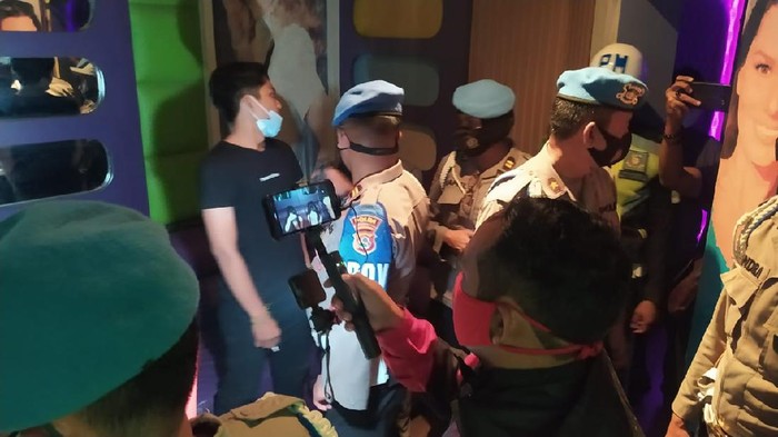 TNI-Polri gelar razia di Kota Mataram, pastikan tidak ada anggota yang datangi tempat hiburan malam