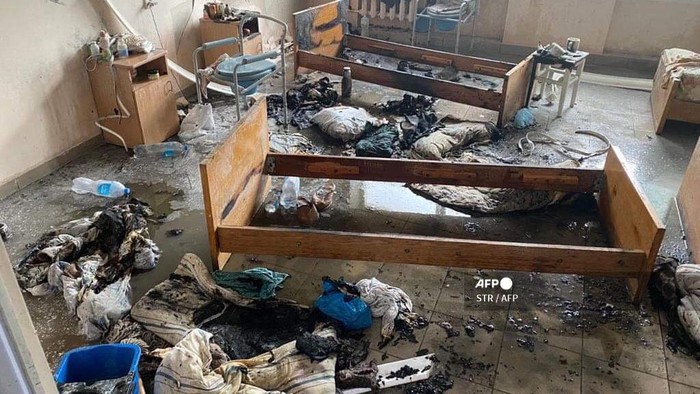 A view of a ward of hospital in western Ukrainian city of Chernivtsi after fire was caused by a blast on February 27, 2021. - One person was killed and another one injured in Ukraine after a fire tore through a hospital that was treating coronavirus patients, emergency services said on February 27, 2021. The fire was caused by a blast that took place in a ward on the first floor of a five-story hospital building in southwestern city of Chernivtsi emergency services said. It said in a statement that in 