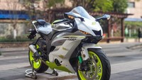 Motor ini dibekali mesin 500 cc, 2 silinder, yang bisa menghasilkan tenaga maksimal sebesar 37 tenaga kuda dan torsi puncak sebesar 35 Nm. Motor ini juga sudah dilengkapi dengan suspensi upside down, rangka deltabox, dan banana swingarm, sehingga bagian kaki-kaki motor ini terlihat padat. Foto: Motosaigon