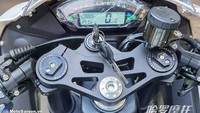 Penampakan area kokpit Yamaha R6 kloningan. Sudah menggunakan panel instrumen, yang terkesan murahan. Di atas setang, terdapat tabung oli yang menonjol. Foto: Motosaigon