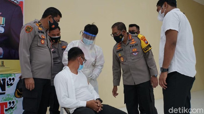 -Ratusan anggota dan ASN Polresta Sidoarjo menjalani vaksinasi  di gedung serbaguna Polresta Sidoarjo. Vaksinasi tersebut merupakan melanjutkan vaksinasi di hari pertama yang digelar pada Sabtu (27/2).