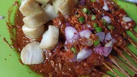 Sate Madura Jelambar di Jakarta Barat punya menu sate ayam enak. Sate disajikan dengan saus kacang dan acar yang bisa diambil sepuasnya. Foto: iStock 