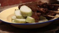 Di tengah kafe dan tempat makan kekinian di Tebet. Ada Warung Sate Madura Pak Mislan yang konsisten menyajikan sate ayam enak dan murah. Foto: iStock