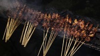 Selain Pak Mislan, di Tebet juga ada Warung Sate Madura Haji Ali yang tak kalah terkenal. Porsi sate ayam yang royal dipadukan dengan cita rasa lezat. Foto: iStock