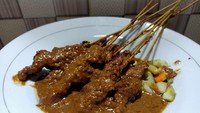 Warung Sate Madura Bang Ate di Condet, Jakarta Timur, menawarkan menu sate ayam dengan saus kacang enak. Lengkap dengan sop dan sate kambing. Foto: iStock