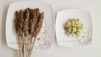 Di sekitar Kembangan Utara, ada tempat makan sate Madura enak. Namanya Warung Sate Madura Aa Karim, bisa pesan sate ayam daging atau campur lemak. Foto: iStock
