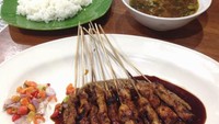 Melipir ke arah Kelapa Gading, Jakarta Utara. Ada Warung Sate Madura Pak Ali Yanto yang punya sate ayam dengan potongan besar dan lontong. Foto: detikFood