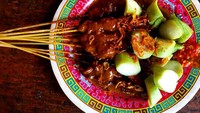 Masuk ke dalam jajaran tempat makan sate paling tersohor di Jakarta. Sate ayam di di Sate RSPP H. Romli tak pernah mengecewakan sejak dulu. Foto: Instagram @rsppsate 