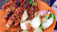 Di wilayah Pondok Indah, Jakarta Selatan. Ada Sate Ayam Pertok khas Madura yang sayang untuk dilewatkan. Di sini sate ayam disajikan dengan saus kacang yang harum. Foto: Instagram @cewekdoyanmakan 