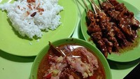 Punya potongan daging ayam yang besar. Sate ayam Madura Cak Syamsi di Rawajati, Jakarta Selatan juga punya menu pendamping seperti sop hingga tongseng. Foto: Instagram @cak.syamsi