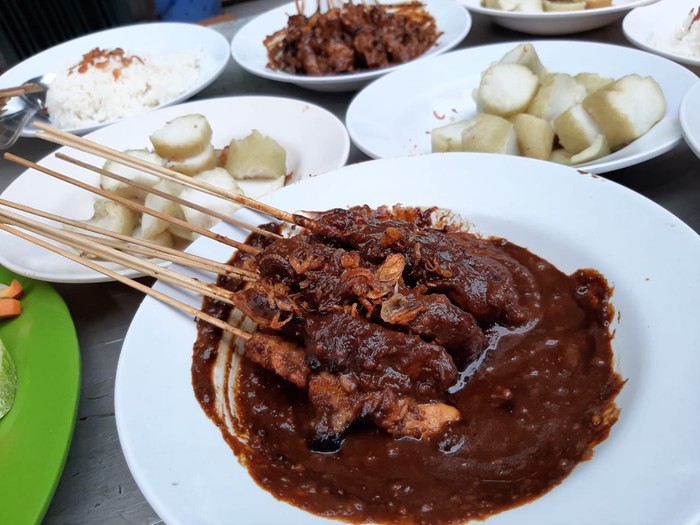 20 Sate Ayam Madura Enak Ada di Sini