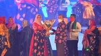 Lewat baju motif Corona itu, Syamsuar ingin mengkampanyekan kepada seluruh masyarakat agar disiplin menerapkan protokol kesehatan. Bahkan dapat tetap memakai masker, sering mencuci tangan dan menghindari kerumunan. (dok Diskominfo Pemprov Riau)