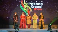 Syamsuar mengenakan batik tersebut saat menghadiri dan meluncurkan Yayasan Pesona Kreasi Riau di Pekanbaru 19 Februari lalu (dok Diskominfo Pemprov Riau)