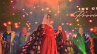 Kita harus tumbuh kreatif di masa seperti pandemi saat ini. Terutama ibu-ibu rumah tangga saya lihat banyak memiliki usaha-usaha mandiri, termasuk tanaman hias yang saat ini tengah viral yaitu bunga daun keladi janda bolong, terang Syamsuar (dok Diskominfo Pemprov Riau)
