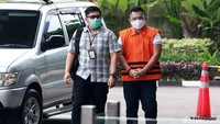 Amiril Mukminin datang dengan memakai rompi tahanan. Tangannya juga diborgol.