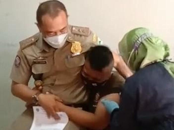 Anggota Satpol PP di Majalengka menjerit ketakutan saat divaksinasi