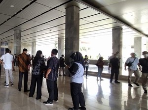 Vaksinasi Corona di DPR, Anggota Dewan-Petugas Kebersihan Ikut Disuntik