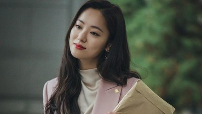 Foto: 10 Inspirasi Office Look ala Jeon Yeo Bin di Vincenzo