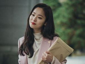 Foto: 10 Inspirasi Office Look ala Jeon Yeo Bin di Vincenzo