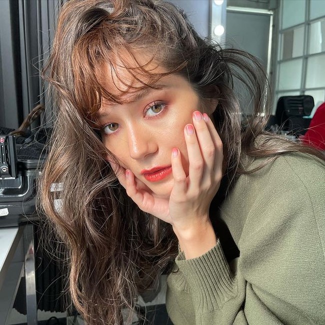 Darah Thailand dan Belgia mengalir dalam darah artis cantik Violette Wautier. Nggak heran kalau kecantikan Violette sangat khas dan berbeda dari kebanyakan wanita. Foto: Instagram/@violettewautier