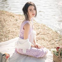 Hampir sama dengan Violette, artis Thailand yang cukup terkenal, Davika Hoorne, juga memiliki darah campuran Thailand dan Belgia. Bagaimana menurutmu penampilannya? Foto: Instagram/@davikah.dkc_