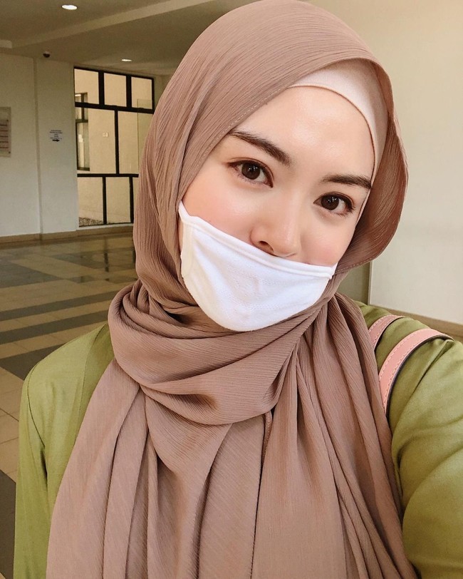 Ayana Jihye Moon selalu menjadi sorotan warganet karena keramahan dan parasnya yang cantik. Tak heran gaya hijabnya juga ikut jadi sorotan dan ingin diikuti oleh wanita muslimah lainnya. Seperti saat memakai hijab plisket yang kembali tren di 2021 ini Foto: Dok.Instagram @xolovelyayana.