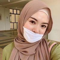 Ayana Jihye Moon selalu menjadi sorotan warganet karena keramahan dan parasnya yang cantik. Tak heran gaya hijabnya juga ikut jadi sorotan dan ingin diikuti oleh wanita muslimah lainnya. Seperti saat memakai hijab plisket yang kembali tren di 2021 ini Foto: Dok.Instagram @xolovelyayana.