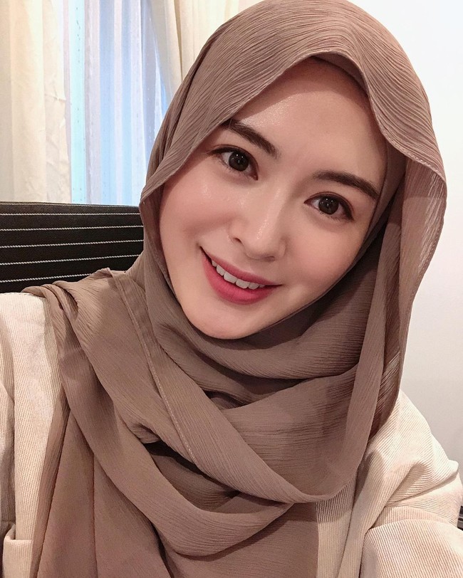 Karakter bahan hijab plisket yang tipis dan licin, sebaiknya kamu memakai inner hijab. Seperti Ayana Moon yang memakai inner hijab ketika memakai hijab plisket mocca. Bintang iklan kosmetik itu memadukan hijabnya dengan atasan warna nude. F oto: Dok.Instagram @xolovelyayana.