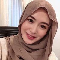 Karakter bahan hijab plisket yang tipis dan licin, sebaiknya kamu memakai inner hijab. Seperti Ayana Moon yang memakai inner hijab ketika memakai hijab plisket mocca. Bintang iklan kosmetik itu memadukan hijabnya dengan atasan warna nude. F oto: Dok.Instagram @xolovelyayana.