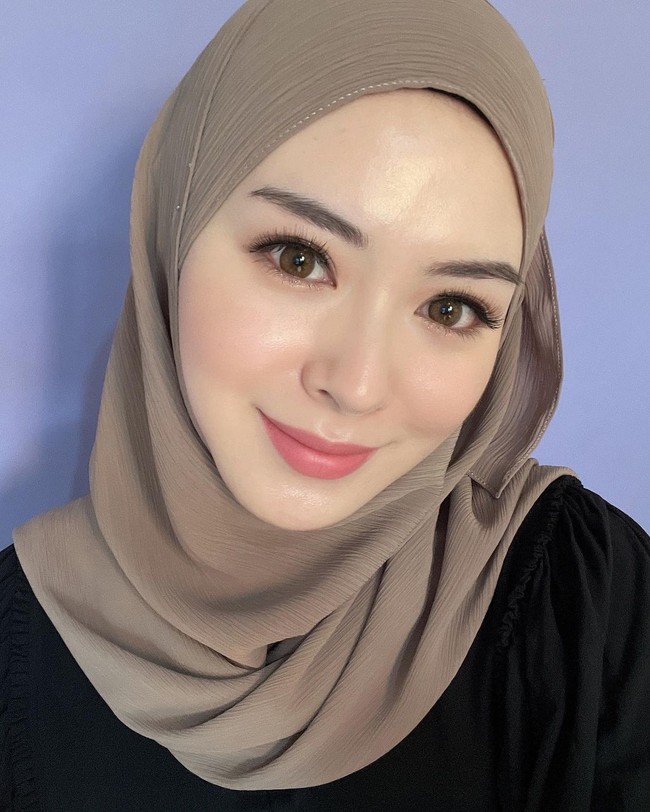 Hijab plisket bisa menjadi pilihan kamu karena hijab ini tidak usah disetrika. Jika kamu setrika, justru akan merusak lipatan-lipatannya yang cantik. Jika ingin memakai hijab plisket seperti Ayana Moon, kamu hanya membutuhkan dua jarum pentul. Pertama di bawah dagu dan kedua di bawah telinga. Dalam foto ini, Ayana Moon memadukan hijab plisket mocca dengan atasan warna hitam. Foto: Dok.Instagram @xolovelyayana.