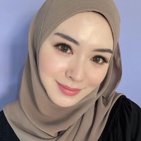 Hijab plisket bisa menjadi pilihan kamu karena hijab ini tidak usah disetrika. Jika kamu setrika, justru akan merusak lipatan-lipatannya yang cantik. Jika ingin memakai hijab plisket seperti Ayana Moon, kamu hanya membutuhkan dua jarum pentul. Pertama di bawah dagu dan kedua di bawah telinga. Dalam foto ini, Ayana Moon memadukan hijab plisket mocca dengan atasan warna hitam. Foto: Dok.Instagram @xolovelyayana.