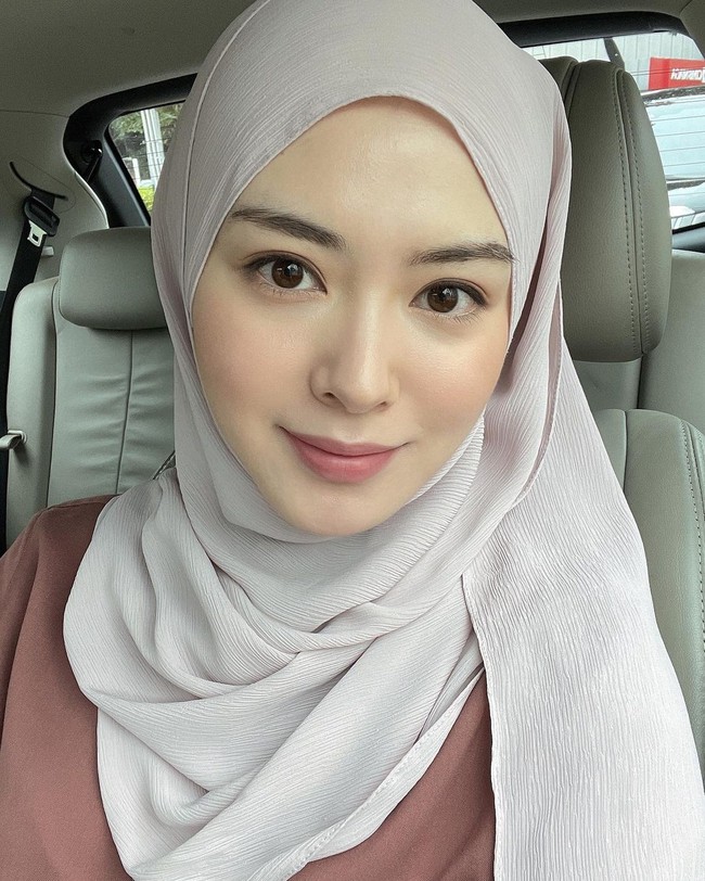 Saat selfie di dalam mobil, Ayana Moon tampil memesona dengan hijab pashmina plisket rose gold. Ayana melilitkan hijab pashmina ke atas kepala dan menyampirkan ujungnya ke sebelah kiri. Sisi kanan hijab dia masukkan ke belakang leher. Ia memadukan hijab plisket dengan atasan warna mauve pink. Foto: Dok.Instagram @xolovelyayana.