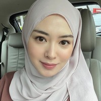 Saat selfie di dalam mobil, Ayana Moon tampil memesona dengan hijab pashmina plisket rose gold. Ayana melilitkan hijab pashmina ke atas kepala dan menyampirkan ujungnya ke sebelah kiri. Sisi kanan hijab dia masukkan ke belakang leher. Ia memadukan hijab plisket dengan atasan warna mauve pink. Foto: Dok.Instagram @xolovelyayana.