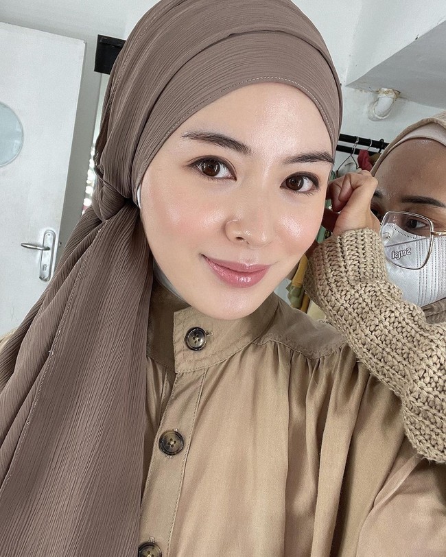 Salah satu warna hijab yang harus dimiliki oleh hijabers adalah mocca. Warna ini bisa membuat wajah kamu semakin fresh dan terlihat awet muda. Gaya hijab plisket warna mocca ala Ayana ini bisa kamu tiru agar tampilan tak monoton. Foto: Dok.Instagram @xolovelyayana.
