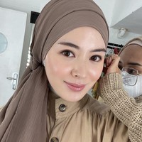 Salah satu warna hijab yang harus dimiliki oleh hijabers adalah mocca. Warna ini bisa membuat wajah kamu semakin fresh dan terlihat awet muda. Gaya hijab plisket warna mocca ala Ayana ini bisa kamu tiru agar tampilan tak monoton. Foto: Dok.Instagram @xolovelyayana.