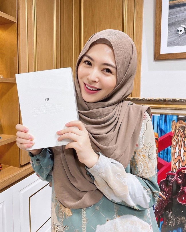 Hijab plisket juga bisa kamu bentuk menutupi bagian dada. Ayana Moon membentuk hijab pashmina dan menyematkan brooch kecil di pundak agar hijab tidak lepas. Foto: Dok.Instagram @xolovelyayana.