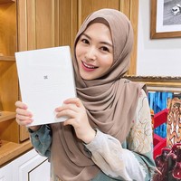 Hijab plisket juga bisa kamu bentuk menutupi bagian dada. Ayana Moon membentuk hijab pashmina dan menyematkan brooch kecil di pundak agar hijab tidak lepas. Foto: Dok.Instagram @xolovelyayana.