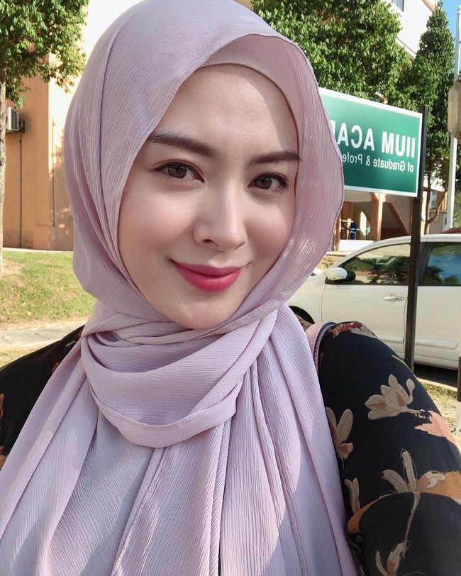 Warna lilac yang sedang tren, Ayana Moon pun tampil feminin ketika memakai hijab pashmina plisket lilac. Dia menerapkan hijab plisket itu dengan cara satu sisi hijabnya dililit dan dibiarkan ke depan. Gaya hijab ini juga bisa kamu tiru untuk menutup dada. Foto: Dok.Instagram @xolovelyayana.