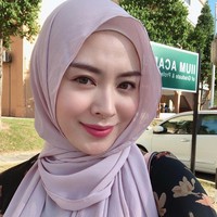 Warna lilac yang sedang tren, Ayana Moon pun tampil feminin ketika memakai hijab pashmina plisket lilac. Dia menerapkan hijab plisket itu dengan cara satu sisi hijabnya dililit dan dibiarkan ke depan. Gaya hijab ini juga bisa kamu tiru untuk menutup dada. Foto: Dok.Instagram @xolovelyayana.