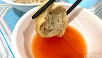 Bakso goreng ini dibuat dari daging ayam yang dicampur dengan tepung dan kaldu ayam. Teksturnya sedikit keras tapi bagian dalamnya lembut gurih. Rasa ayamnya juga tak hilang meski sudah dicampur tepung. Cocok disantap bareng bakmi hingga nasi tim. Foto: detikFood