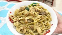 tekstur mie karetnya tebal, cukup kenyal tapi tidak keras. Lengkap dengan potongan daging ayam rebus dadu dan sayuran sawi. Gurih mulur lembut terasa enak di setiap suapan. Foto: detikFood