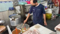 Puas jajan cakwe, jangan lupa pesan menu andalan di sini. Ada Bakmi Bakso Sapi (Rp 34.000). Menu yang satu ini menggunakan mie karet yang tebal dan diameternya lebih besar. Foto: detikFood