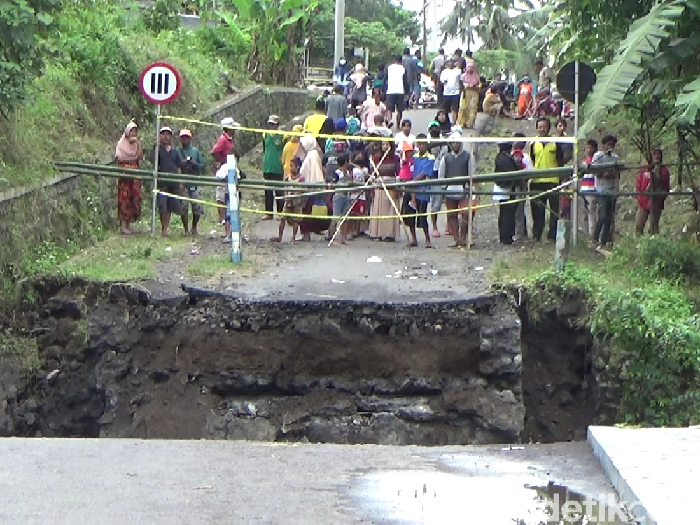 Jembatan Sungai Mujur di Desa Gesang, Kecamatan Tempeh putus diterjang banjir lahar Gunung Semeru. Warga berbondong-bondong melihat jembatan putus tersebut.