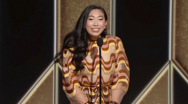 Motif retro yang memenuhi gaun Awkwafina ini membuatnya seperti wallpaper berjalan. (Foto: NBC/Getty Images)
